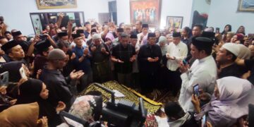 Mantan Wakil Presiden RI, Jusuf Kalla didampingi Pendiri Bosowa Corp berdoa di hadapan jenazah Chairman FAJAR Group, HM Alwi Hamu saat disemayamkan di rumah duka, Jl Kapten Pierre Tendean Blok J No. 14 Makassar, Sabtu malam (18/1/2025). Alwi Hamu berpulang di usia 80 tahun. (Foto: Abe Bandoe/Fajar.co.id)