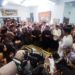 Mantan Wakil Presiden RI, Jusuf Kalla didampingi Pendiri Bosowa Corp berdoa di hadapan jenazah Chairman FAJAR Group, HM Alwi Hamu saat disemayamkan di rumah duka, Jl Kapten Pierre Tendean Blok J No. 14 Makassar, Sabtu malam (18/1/2025). Alwi Hamu berpulang di usia 80 tahun. (Foto: Abe Bandoe/Fajar.co.id)