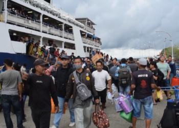 Suasana kepadatan penumpang di Dermaga Pelabuhan Nusantara Parepare.