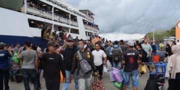 Suasana kepadatan penumpang di Dermaga Pelabuhan Nusantara Parepare.