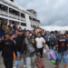 Suasana kepadatan penumpang di Dermaga Pelabuhan Nusantara Parepare.