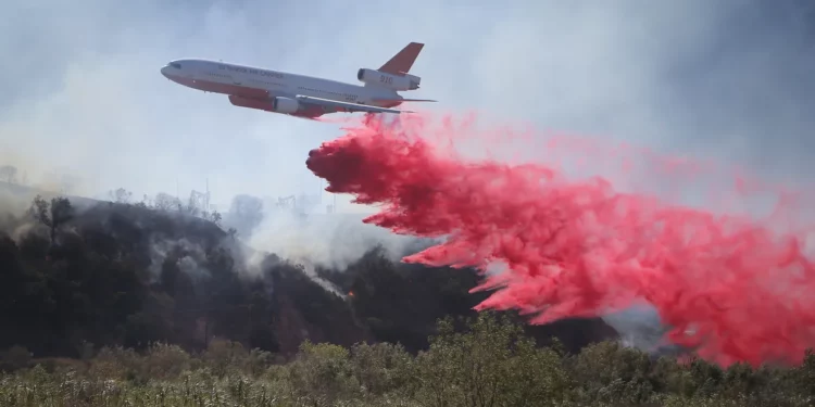 Apa Itu Zat Penghambat Api Merah Muda yang Digunakan untuk Memadamkan Kebakaran Hutan di Los Angeles?