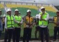 Sekda Parepare, Muhammad Husni Syam mendampingi anggota Komisi V DPR-RI saat meninjau pengerjaan stadion Gelora BJ Habibie. --foto : sd/internet--