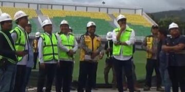 Sekda Parepare, Muhammad Husni Syam mendampingi anggota Komisi V DPR-RI saat meninjau pengerjaan stadion Gelora BJ Habibie. --foto : sd/internet--