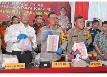 Kapolda Sulsel, Irjen Pol Yudhiawan saat menunjukkan barang bukti produksi uang palsu (Foto: Herald Sulsel)