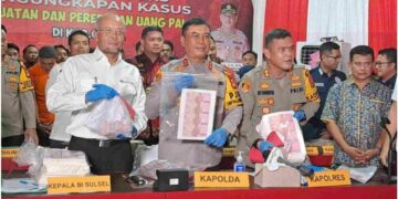 Kapolda Sulsel, Irjen Pol Yudhiawan saat menunjukkan barang bukti produksi uang palsu (Foto: Herald Sulsel)