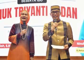 Pj Gubernur Sulsel, Prof Zudan Arif Fakrulloh didampingi istri, Ninuk Triyanti Zudan dalam malam lepas pamit di Aula Tudang Sipulung, Rujab Gubernur Sulsel, Ahad malam (5/1/2025)