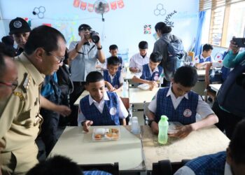 ali Kota Makassar, Moh. Ramdhan Pomanto meninjau langsung Kick Off  program Makan Bergizi Gratis (MBG) di SMPN 1 Makassar, Jl Baji Gau, Senin (6/1/2025)