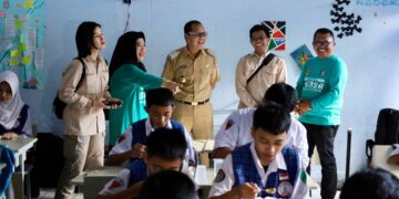 Wali Kota Makassar, Danny Pomanto memantau pelaksanaan Program Makan Bergizi Gratis di SMPN 1 Makassar, Senin (6/1/2025). Program ini serentak digelar di 26 provinsi di Indonesia.