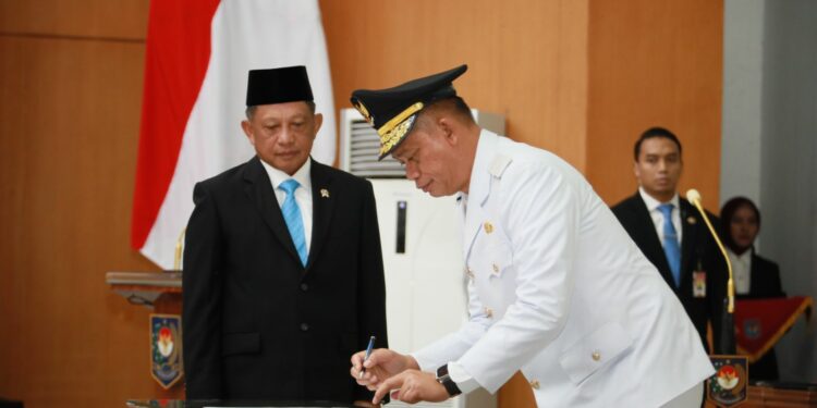 Menteri Dalam Negeri Tito Karnavian melantik Prof Fadjry Djufry sebagai Pj Gubernur Sulsel  di Gedung Kemendagri, Jakarta, Selasa (7/1/2025)