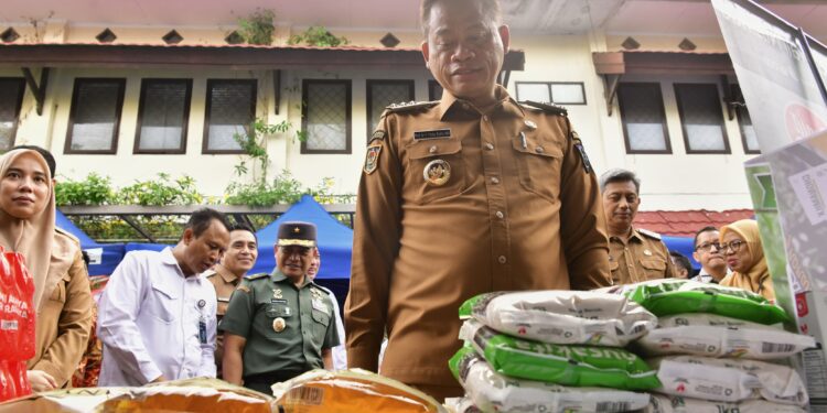 Pj Gubernur Sulsel, Prof Fadjry Djufry meninjau peluncuran GPM yang dilaksanakan serentak di 24 kabupaten/kota se Sulsel yang dipusatkan di Halaman Kantor Dinas Ketahanan Pangan Provinsi Sulsel, Selasa (14/1/2025)