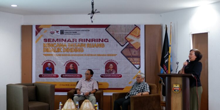 Himpunan Mahasiswa Arsitektur Fakultas Teknik (HMA-FT) Universitas Bosowa (Unibos) menggelar kegiatan bertajuk Seminar Rinring Rencana Desain Ruang di Balik Dinding. Seminar berlangsung di Aula Fakultas Ekonomi dan Bisnis Unibos, Lt. 4 Gedung 1, Rabu (15/1/2025)