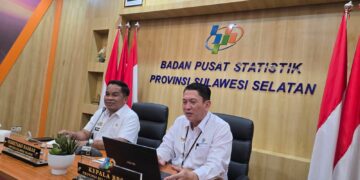 Kepala BPS Sulsel, Aryanto, didampingi Kepala Biro Ekonomi dan Pembangunan Setda Sulsel Junaedi Bakri, saat merilis data tersebut, di Kantor BPS Sulsel, Rabu (15/1/2025)