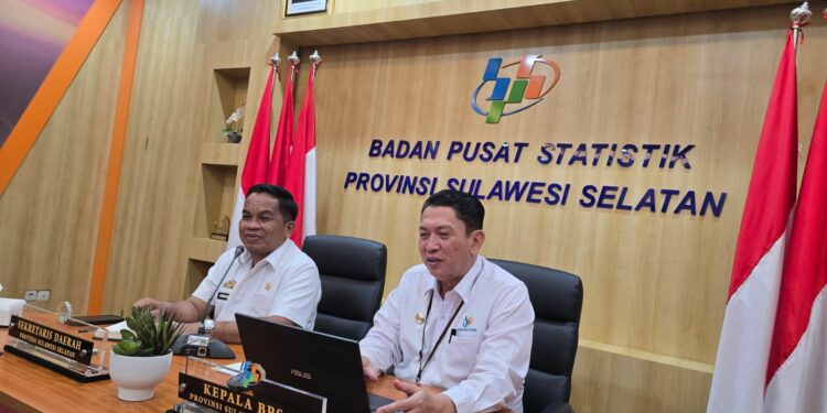 Kepala BPS Sulsel, Aryanto, didampingi Kepala Biro Ekonomi dan Pembangunan Setda Sulsel Junaedi Bakri, saat merilis data tersebut, di Kantor BPS Sulsel, Rabu (15/1/2025)