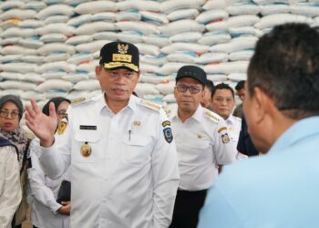 Prof Fadjry Djufry bersama Forkopimda Sulsel melakukan pengecekan di Gudang Bulog Makassar, Rabu (15/1/2025)