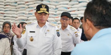 Prof Fadjry Djufry bersama Forkopimda Sulsel melakukan pengecekan di Gudang Bulog Makassar, Rabu (15/1/2025)