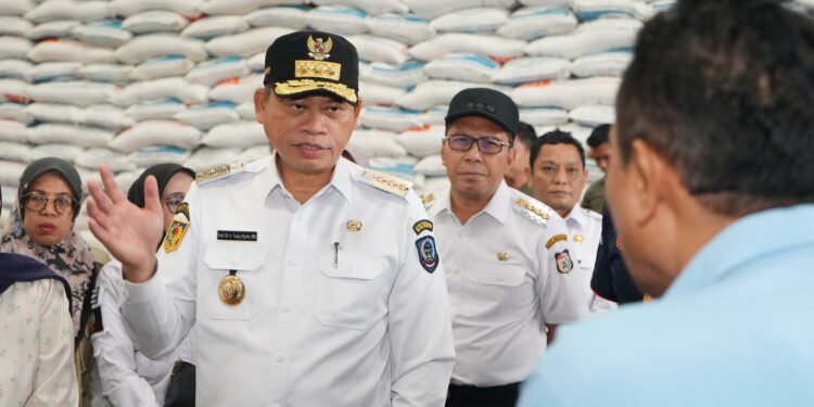 Prof Fadjry Djufry bersama Forkopimda Sulsel melakukan pengecekan di Gudang Bulog Makassar, Rabu (15/1/2025)