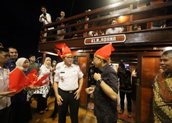 Danny Pomanto menjamu Menteri Kebudayaan Fadli Zon di atas Kapal Pinisi sembari menikmati angin sepoi-sepoi Pantai Losari di malam hari, Rabu (15/1/2025)