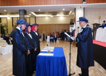 Universitas Bosowa  kembali melaksanakan Orasi Ilmiah dan Penerimaan Guru Besar di awal tahun 2025. Kegiatan berlangsung di Gedung Balai Sidang 45 Unibos, Senin (20/1/2025)