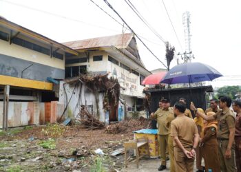 Penjabat (Pj) Wali Kota Parepare, Abdul Hayat Gani, menginisiasi pemanfaatan kawasan eks swalayan Cahaya Ujung (CU) di Jalan Bau Massepe sebagai pusat pengembangan Usaha Mikro, Kecil, dan Menengah (UMKM), Senin (20/1/2025)