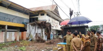 Penjabat (Pj) Wali Kota Parepare, Abdul Hayat Gani, menginisiasi pemanfaatan kawasan eks swalayan Cahaya Ujung (CU) di Jalan Bau Massepe sebagai pusat pengembangan Usaha Mikro, Kecil, dan Menengah (UMKM), Senin (20/1/2025)