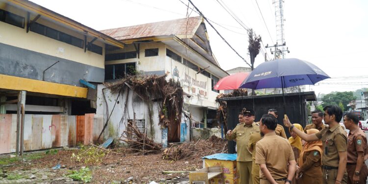 Penjabat (Pj) Wali Kota Parepare, Abdul Hayat Gani, menginisiasi pemanfaatan kawasan eks swalayan Cahaya Ujung (CU) di Jalan Bau Massepe sebagai pusat pengembangan Usaha Mikro, Kecil, dan Menengah (UMKM), Senin (20/1/2025)