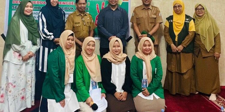 Dosen dan mahasiswa Program Magister Kesehatan Masyarakat (S2 Kesmas) UIN Alauddin Makassar melaksanakan kegiatan sosialisasi dan edukasi penanggulangan Demam Berdarah Dengue (DBD) di Kelurahan Walawalaya, Kecamatan Tallo, Kota Makassar, Selasa (21/1/2025)