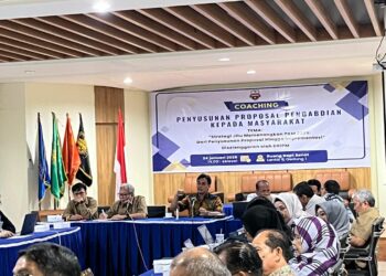 Rektor Universtas Bosowa (Unibos), Prof. Dr. Ir. Batara Surya, S.T., M.Si membawakan materi dalam Coaching Penyusunan Pengabdian kepada Masyarakat. Kegiatan dihadiri oleh sejumlah dosen yang berlangsung di Ruang Rapat Senat Unibos Lt. 9 Gedung 1, Jumat (24/1/2025)