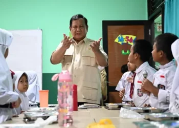 Presiden RI, Prabowo Subianto meninjau langsung pelaksanaan program makan bergizi gratis di salah satu sekolah, Senin (10/2/2025). (Foto: Biro Pers Kepresidenan)