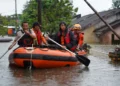 Kepala Pelaksana BPBD Kota Makassar Hendra Hakamuddin saat memantau kondisi banjir di Kelurahan Ujung Bori yang memcapai 1,5 meter, Selasa (11/2/2025) (Foto: RakyatSulsel.co)