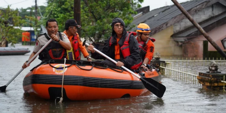 Kepala Pelaksana BPBD Kota Makassar Hendra Hakamuddin saat memantau kondisi banjir di Kelurahan Ujung Bori yang memcapai 1,5 meter, Selasa (11/2/2025) (Foto: RakyatSulsel.co)