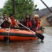 Kepala Pelaksana BPBD Kota Makassar Hendra Hakamuddin saat memantau kondisi banjir di Kelurahan Ujung Bori yang memcapai 1,5 meter, Selasa (11/2/2025) (Foto: RakyatSulsel.co)