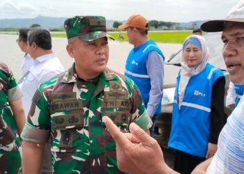 Brigjen TNI Wawan Erawan (Kiri) saat Mendengar Keluhan Petani Wala Tedong, Rabu (12/02/2025).