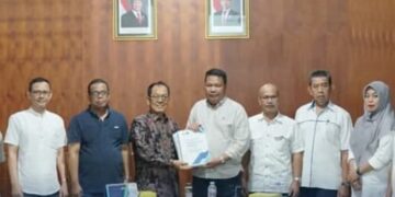 Fakultas Ekonomi dan Bisnis (FEB) Universitas Muhammadiyah menyerahkan hasil evaluasi personalia ke Direktur PAM Tirta Karajae, Andi Firdaus Djollong. Foto: Istimewa.