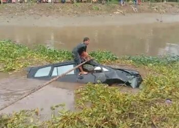 Minibus di Kabupaten Pinrang Terjun ke sungai Kampung Sulili Timur, Kecamatan Paleteang. Foto: Faizal Lupphy/PijarNews.com.