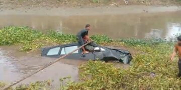 Minibus di Kabupaten Pinrang Terjun ke sungai Kampung Sulili Timur, Kecamatan Paleteang. Foto: Faizal Lupphy/PijarNews.com.