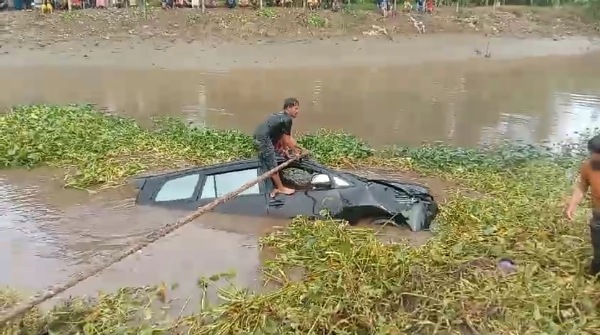 Minibus di Kabupaten Pinrang Terjun ke sungai Kampung Sulili Timur, Kecamatan Paleteang. Foto: Faizal Lupphy/PijarNews.com.