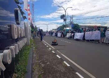 Gerakan Mahasiswa Parepare menggelar demo bertajuk 'Indonesia Gelap' di Kantor DPRD. Foto: Faizal Lupphy.