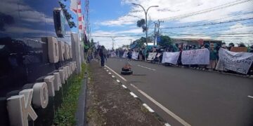 Gerakan Mahasiswa Parepare menggelar demo bertajuk 'Indonesia Gelap' di Kantor DPRD. Foto: Faizal Lupphy.