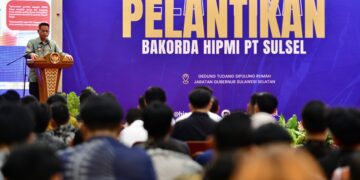 Prof Fadjry Djufry saat menghadiri pelantikan HIPMI Perguruan Tinggi (PT) yang digelar di Aula Tudang Sipulung Rumah Jabatan Gubernur Sulsel, Jumat (31/1/2025)