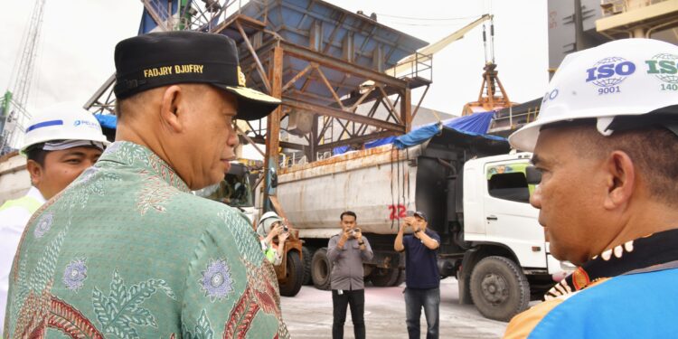 Prof Fadjry Djufry  mengecek langsung tiga kapal pengangkut pupuk di Pelabuhan Sukarno Hatta, Jumat (31/1/2025)