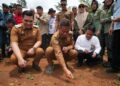 Pejabat Gubernur Sulsel, Prof. Fadjry Djufry dan Pj Bupati Takalar, Muhammad Hasbi melakukan penanaman serentak Agroforestry Pangan untuk padi pada lahan kering dan Multi-Purpose Tree Species (MPTS). Penanaman ini termasuk di lokasi sekitar Bendungan Pamukkulu, Kabupaten Takalar, Selasa (4/2/2025)