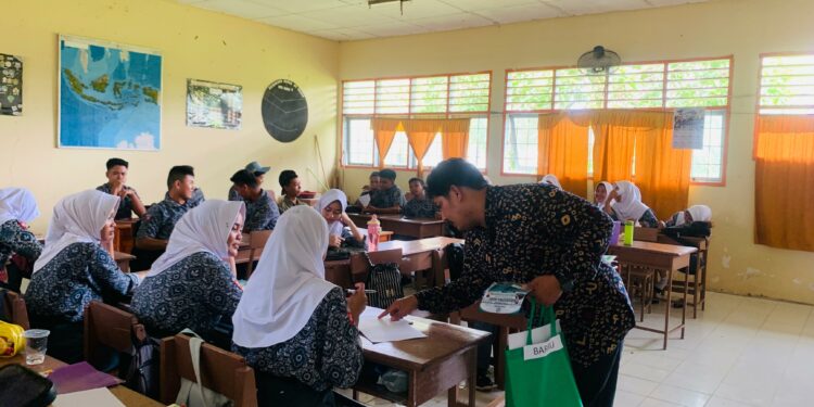 Tim Sosialisasi Penerimaan Mahasiswa Baru (PMB) IAIN Parepare  di salah satu SMA di Barru, Kamis (6/2/2025)