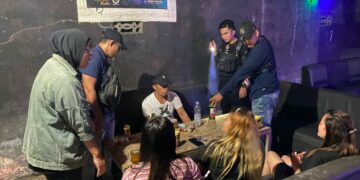Polisi Razia di Cafe dan THM, Puluhan Botol Miras Disita
