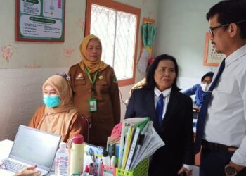 Kadis Kesehatan Pinrang, Dyah Puspita Dewi dan Sekda Pinrang, Andi Matja tinjau kegiatan CKG di Puskesmas. (Foto: Faizal Lupphy)