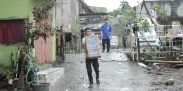 Bosowa Peduli menjadi yang pertama menyalurkan paket bantuan untuk korban banjir yang terjadi di sejumlah titik Kota Makassar, Selasa (11/2/2025)