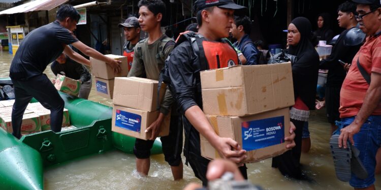 Bosowa Peduli kembali menyalurkan paket bantuan ke beberapa titik banjir Kota Makassar, Rabu (12/2/2025)