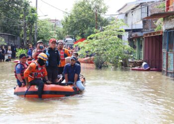 Wali Kota Makassar Moh Ramdhan Pomanto meninjau kawasan yang terdampak banjir di Jalan Kecaping Blok 8,  Kelurahan Manggala, Kecamatan Manggala, Kamis (13/2/2025)