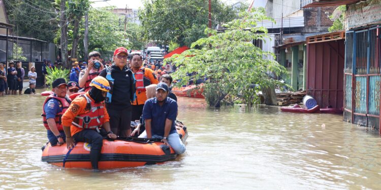 Wali Kota Makassar Moh Ramdhan Pomanto meninjau kawasan yang terdampak banjir di Jalan Kecaping Blok 8,  Kelurahan Manggala, Kecamatan Manggala, Kamis (13/2/2025)