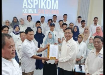 Ketua Aspikom Pusat, Dr. S. Bekti, M.Si (dua kanan) menyerahkan SK Pengurus Aspikom Sulselbar periode 2024-2027 kepada Ketua Aspikom Sulselbar terpilih Dr. Abdul Majid, M.I.Kom  usai pelantikan pengurus di lt 4 Gedung Baru, Fakultas Kedokteran UMI, Sabtu (15/2/2025)